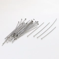 Detalle macro de alfileres plateados con cabeza plana para bisutería y cuentas de DIY - Ultra Fino Corto (Plata)