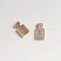 Vista macro di ciondoli a forma di flacone di profumo dorati con strass per nail art - Stile Forma Bottiglia di Profumo Classica (88#)