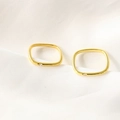 Anello quadrato minimalista placcato oro con accento di diamante su tessuto bianco - Diametro Interno 16.8mm
