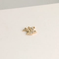 Vue macro de pendentif oiseau doré avec cristaux sertis et anneau de suspension - Forme d'Oiseau (1#)