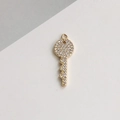 Macro d'un pendentif clé plaqué or serti de zircons blancs pour bijoux faits main - Clé Pleine Strass (4#)