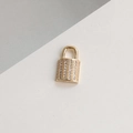 Détail macro d'un pendentif cadenas cœur doré serti de micro-zircons brillants - Serrure Pleine Strass (3#)