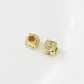 Macro di una perla a cubo dorata con lettera J in zircone per gioielli fai-da-te - Lettera J