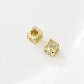 Dettaglio di perline quadrate dorate con lettera N in zircone per gioielli fai da te - Lettera N