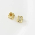 Perla quadrata dorata con lettera V in zircone per creazione di gioielli fai da te - Lettera V