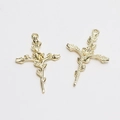 Vue macro de pendentifs croix avec rose en métal doré et détails de pétales gaufrés - Croix de Rose (D1160)