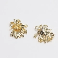 Vue macro détaillée de breloques tournesols dorées avec textures de pétales en relief pour bijoux - Fleur (D1160)
