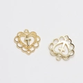 Détail de breloques cœur et croix évidées dorées pour accessoires bijoux DIY - Grand Cœur (D1160)