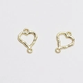 Détail de deux breloques cœur martelées plaquées or avec doubles boucles pour bijoux DIY - Double Boucle de Suspension Petit Cœur (D1160)