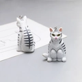 Vue macro de breloques de chat en résine 3D avec anneaux pour bijoux et loisirs créatifs - Chat Rayé