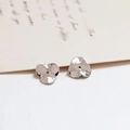 Makroaufnahme von 18k versilberten Blumen-Perlenkappen für DIY-Schmuck und Ohrringe - Silber Dreiblättrige Blume (16#)