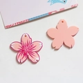 Vue macro de pendentifs fleurs de cerisier roses pour boucles d'oreilles et bijoux DIY - Fleur de Cerisier Rose