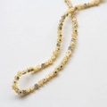 Vue macro de mini perles fleurs colorées pour la création de bijoux DIY - 1 Pièce (ai-environ 68 perles) / Blanc Abricot