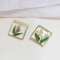 Dettaglio di orecchini quadrati in resina con veri fiori secchi e bordi in metallo dorato - Stile Fiori Secchi Rosa Chiaro (Senza Foro) (1#)
