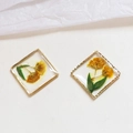 Macro view of gold metal square earrings with real yellow dried flowers in resin - Yellow Dried Flower Style (No Hole) (3#)
