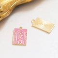 Detail van een roze emaille gelukshanger met gouden talisman tekst en metalen rand - 3# Roze Perzikbloesem Bedeltje