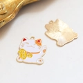 Detail van Maneki Neko gelukskat bedeltjes met de voorzijde en getextureerde gouden achterkant - 1# Gelukskat