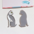 DIY acryl kattenhanger in grijs en wit voor gepersonaliseerde handgemaakte sieraden - Zijaanzicht Kat