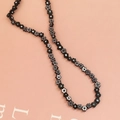 Mini breloques fleurs noires et blanches pour création de bijoux DIY et bracelets - 1 Pièce (ai-environ 68 perles) / Noir & Blanc