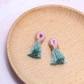 Details von bunten handgefertigten Baumwollquasten für DIY-Ohrringe und Schmuckzubehör - Rosa-Grün