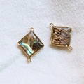 Detailansicht der vergoldeten geometrischen Verbinder mit Abalone-Muschel-Inlays - Raute Doppelöse Schwarze Muschel