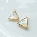 Détail de deux pendentifs triangulaires plaqués or avec incrustation d'abalone irisée - Triangle Coque Blanche