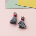 Detailansicht grauer Mini-Baumwollquasten mit goldenen Biegeringen für DIY-Schmuck - Grau