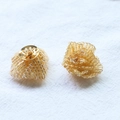 Detailansicht handgefertigter champagnergoldener Perlencluster mit Metallrückseite - Yellow Sphere (6#)