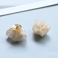 Makro-Detail des handgewebten Kristallperlen-Ohrsteckers mit goldener Drahtstruktur - White Sphere (5#)