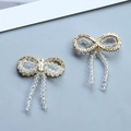 Detailansicht des goldenen Schleifenanhängers mit Zirkonia und Perlenquasten - White Crystal Bowknot (4#)