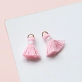 Rosa Seiden-Minitassel-Anhänger mit Goldring für DIY-Ohrringe und Schmuckherstellung - Hellrosa