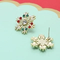 Dettaglio degli orecchini a fiocco di neve di Natale con zirconi e perle in oro - Stile Fiocco di Neve di Strass