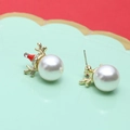 Dettaglio degli orecchini a renna di Natale con perle e campanelli rossi festosi - Stile Renna con Perla Artificiale