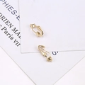 Vista macro de adaptadores de pendientes de clip dorados con base en tarjetas blancas - Clip de Resorte con Base Plana / Dorado Estilo 3 (3#)