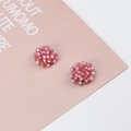 Dettaglio di orecchini a fiore con perline rosa e piccole perline cilindriche - Rosa