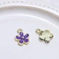Goldener Blumenanhänger mit lilafarbenem Emaille und strukturierter Metallrückseite für DIY - Dunkelviolett Mittel