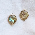 Pendentif hexagonal en nacre d'abalone avec cadre doré et deux anneaux de lien - Hexagone Double Boucle Coque Noire
