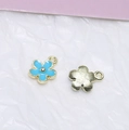 Himmelblauer Emaille-Blumenanhänger mit Goldlegierung für DIY-Schmuckherstellung - Himmelblau Kleines Blumenmuster