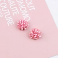 Orecchini a fiore con perline rosa fatti a mano con base dorata dal design dolce - rosa scuro