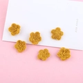 Vista macro di 6 piccoli fiori di lana gialla lavorati all'uncinetto per accessori fai da te - Giallo Zenzero