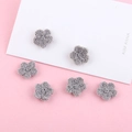 Detail van zes handgebreide grijze bloemen voor DIY-haaraccessoires en sieraden - Grijs