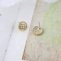 Detalle macro de pendientes de botón redondos dorados con patrón acolchado y base de plata 925 - Estilo redondo acolchado (Pendiente de botón 8#, Precio individual, Pendiente tipo chaqueta)