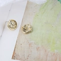 Primer plano de pendientes dorados con textura martillada sobre fondo de lienzo de arte - Pendiente redondo martillado irregular (6# Precio por pieza - Colgante trasero)
