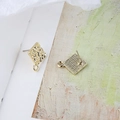 Detalle de pendientes cuadrados de aleación dorada con textura martillada y anillas - Estilo cuadrado martillado (Pendiente de botón individual 10#)