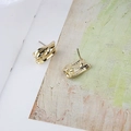 Detalle de pendientes geométricos dorados irregulares con acabado de metal líquido pulido - Estilo Irregular de Pliegues Líquidos (Pendiente Individual 5#, Cierre Posterior)