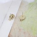 Detalle de pendientes dorados martillados irregulares con bucle para colgar DIY - Estilo de Base con Textura Martillada Redonda (Pendiente de Botón Talla 13 - 1 Unidad)