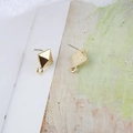Detalle de pendientes de pirámide dorados con lazo para colgar joyería DIY - Estilo Cono Piramidal (Pendiente #12, Se Vende por Unidad)