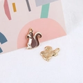 Detail eines Eichhörnchen-Emaille-Anhängers mit goldener Rückseite für DIY-Schmuckzubehör - Cartoon Eichhörnchen Form