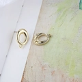 Primer plano de aretes ovalados dorados con bucle para creación de joyas artesanales - Estilo ovalado hueco (Talla 9, Solo un pendiente de botón)
