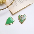 Dettaglio di ciondoli a cuore con foglie d'oro e fiori secchi incastonati - 4# Cuore Verde